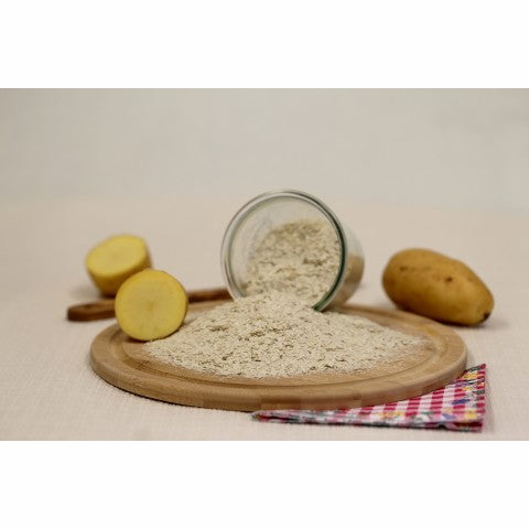 Kartoffelflocken als feines Pulver, mit Kartoffelscheiben und Schüssel
