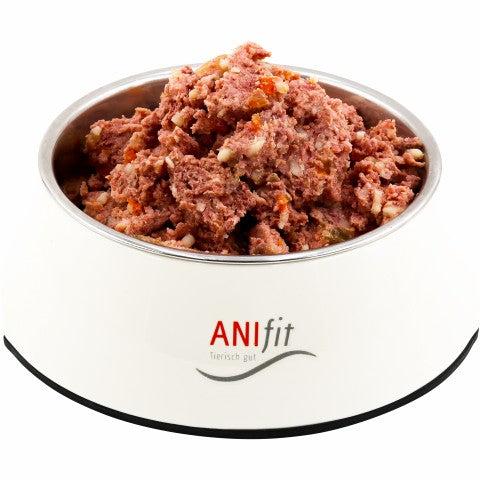 Fein gewiegtes Hundefutter mit Huhn, Karotte und Apfel in Schale